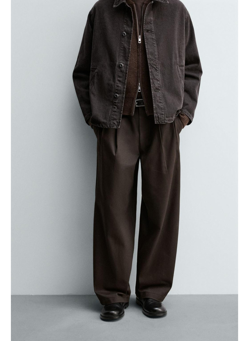 Широкие брюки-чино с защипами Широкие брюки-чино с защипами