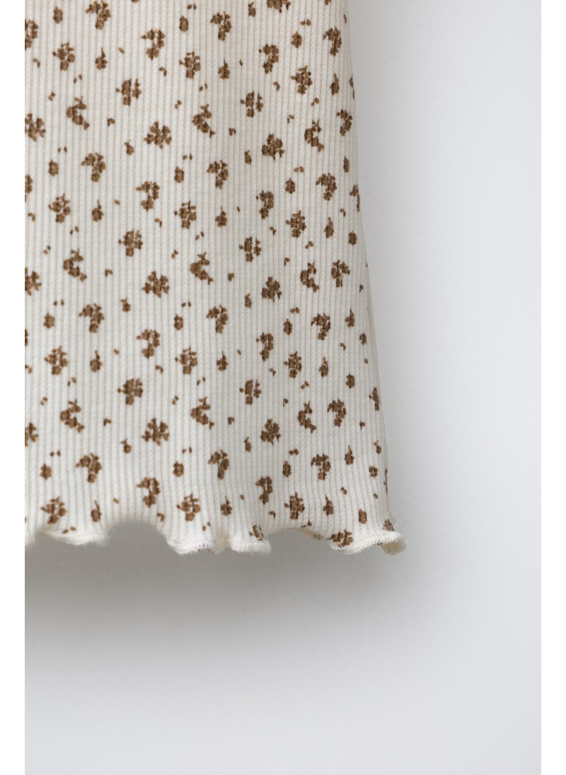 Футболка с рельефным узором и нашивкой в виде цветов и животного Футболка с рельефным узором и нашивкой в виде цветов и животного