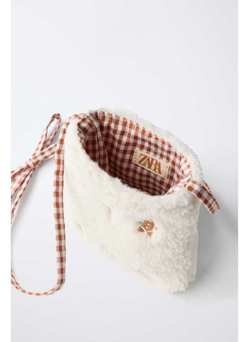 Рождественская сумка через плечо из меха в стиле фокуса. Рождественская сумка через плечо из меха в стиле фокуса.