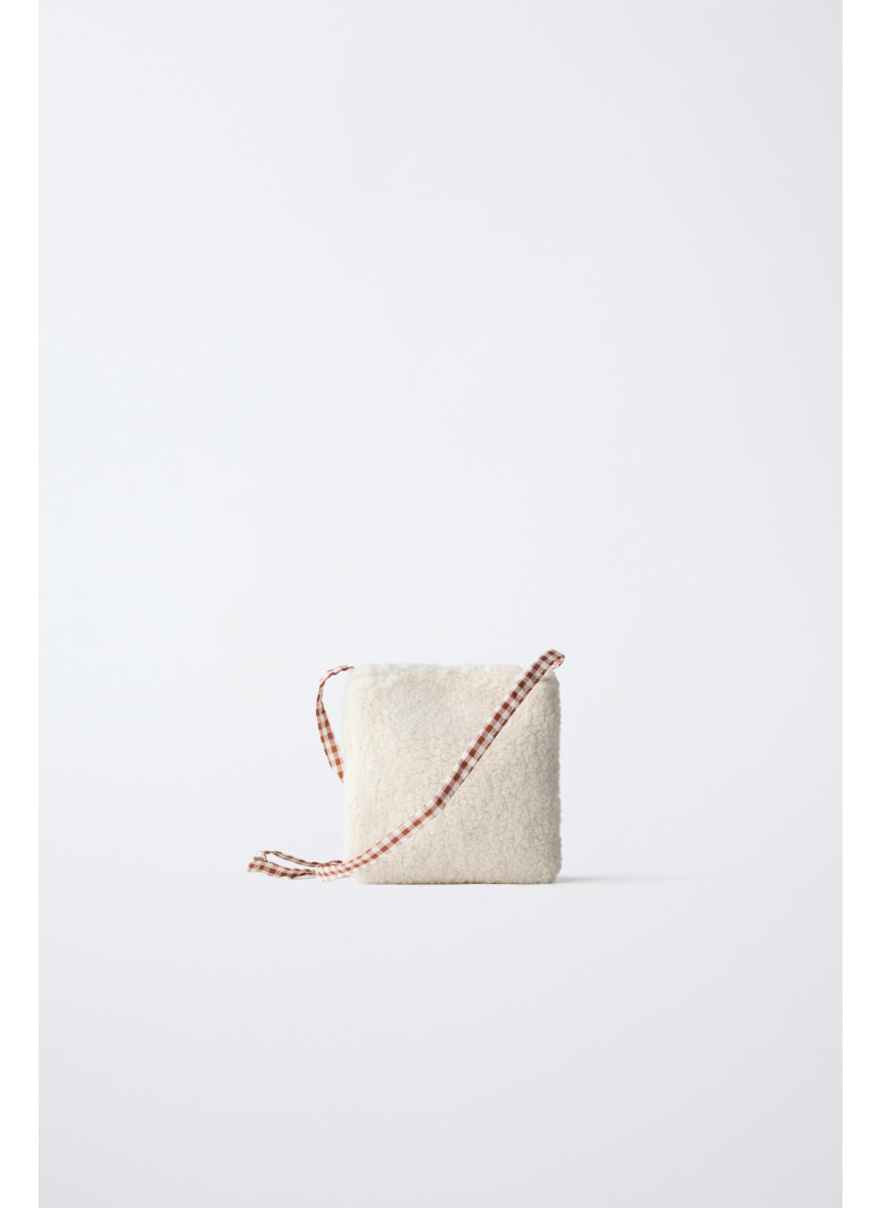 Рождественская сумка через плечо из меха в стиле фокуса. Рождественская сумка через плечо из меха в стиле фокуса.