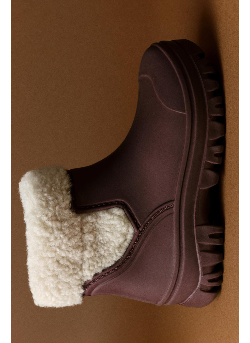 Варежки и ботинки с искусст...