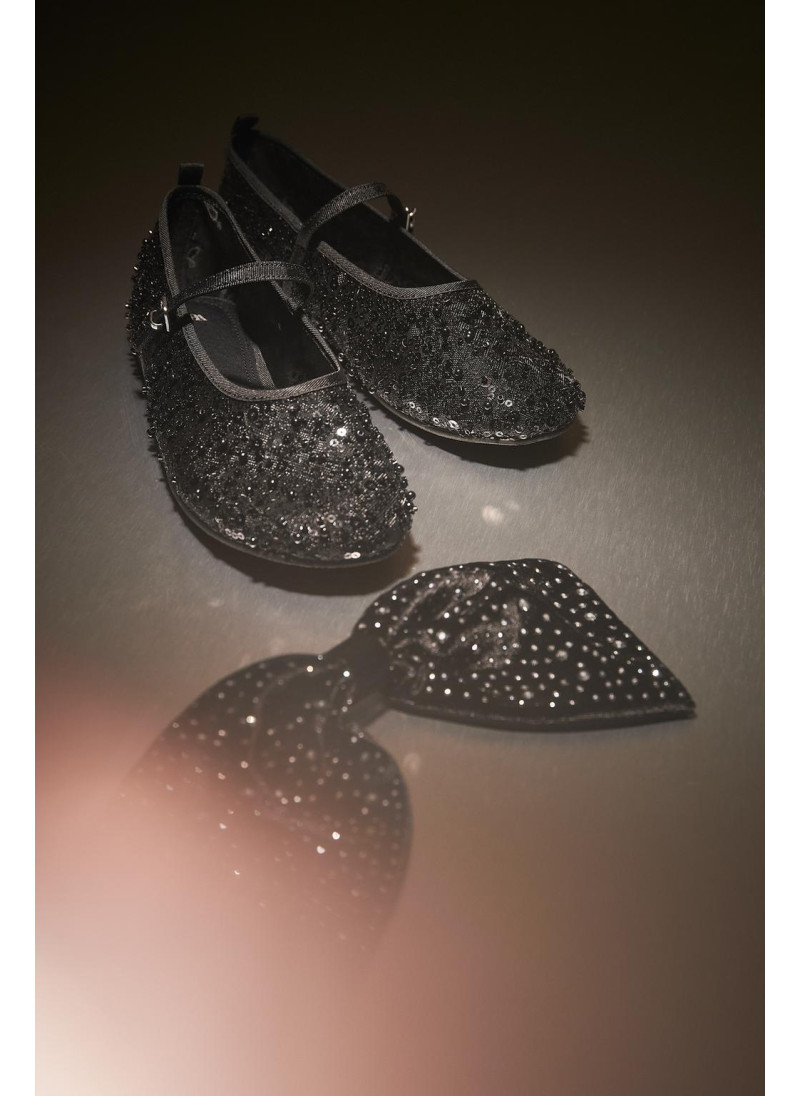 Балетки с пряжкой и бусинам...