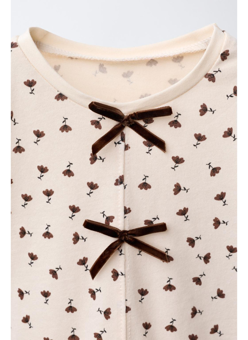 ФУТБОЛКА С ЦВЕТОЧНЫМ ПРИНТОМ, БАНТОМ И БАРХАТОМ ФУТБОЛКА С ЦВЕТОЧНЫМ ПРИНТОМ, БАНТОМ И БАРХАТОМ