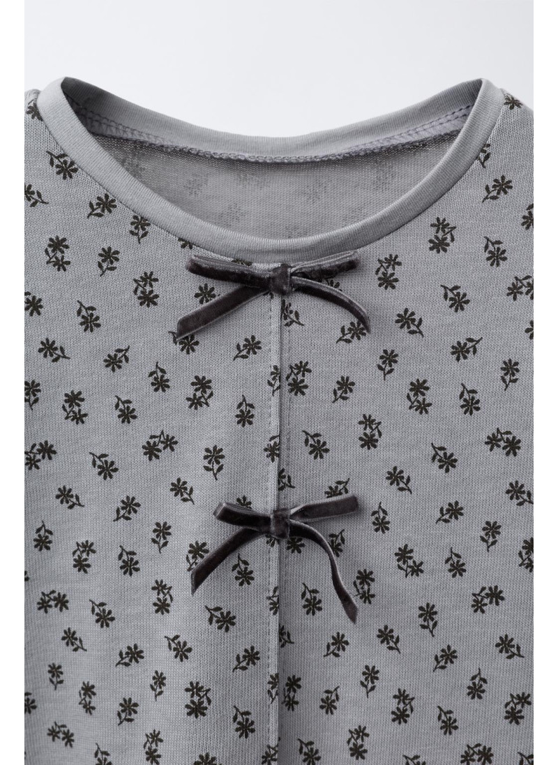 ФУТБОЛКА С ЦВЕТОЧНЫМ ПРИНТОМ, БАНТОМ И БАРХАТОМ ФУТБОЛКА С ЦВЕТОЧНЫМ ПРИНТОМ, БАНТОМ И БАРХАТОМ