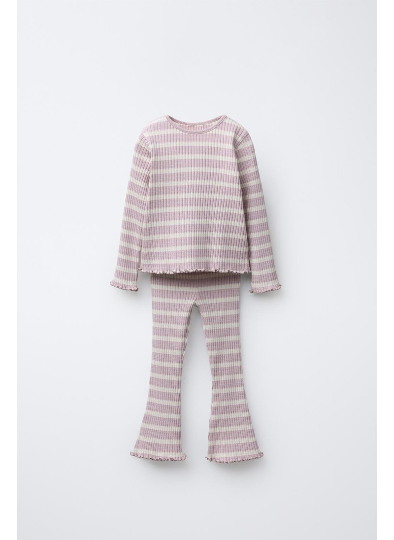 КОМПЛЕКТ ИЗ ФУТБОЛКИ И РАСКЛЕШЕННЫХ ЛЕГИНСОВ В РУБЧИК В ПОЛОСКУ КОМПЛЕКТ ИЗ ФУТБОЛКИ И РАСКЛЕШЕННЫХ ЛЕГИНСОВ В РУБЧИК В ПОЛОСКУ