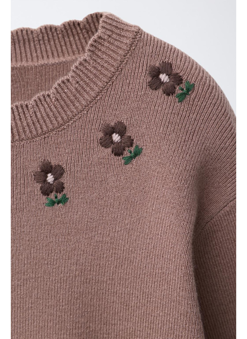 ВЯЗАНЫЙ СВИТЕР С ВЫШИТЫМИ ЦВЕТАМИ ВЯЗАНЫЙ СВИТЕР С ВЫШИТЫМИ ЦВЕТАМИ