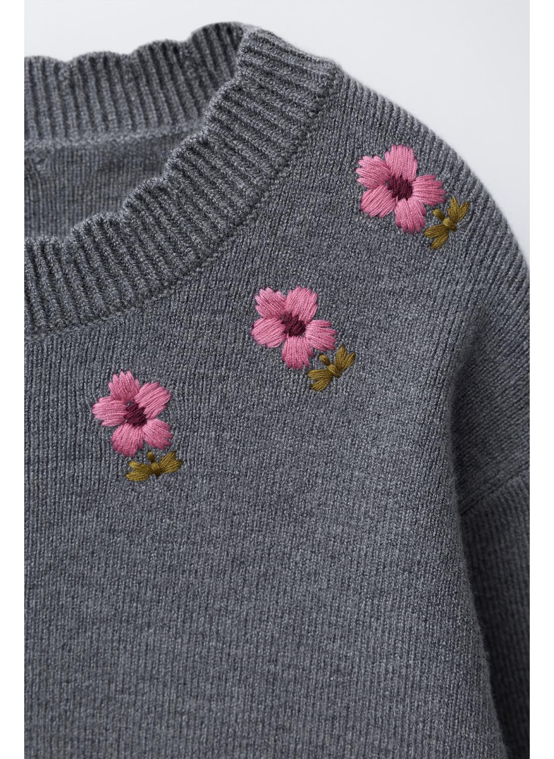 ВЯЗАНЫЙ СВИТЕР С ВЫШИТЫМИ ЦВЕТАМИ ВЯЗАНЫЙ СВИТЕР С ВЫШИТЫМИ ЦВЕТАМИ