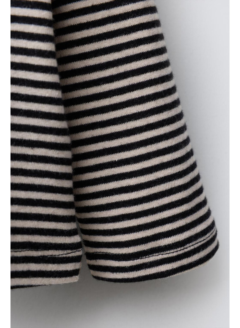 ТОП С ВОРОТНИКОМ-СТОЙКОЙ ТОП С ВОРОТНИКОМ-СТОЙКОЙ