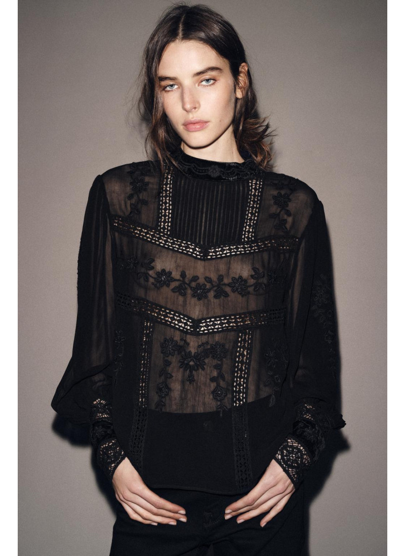 БЛУЗА С КРУЖЕВОМ ИЗ БАРХАТА...