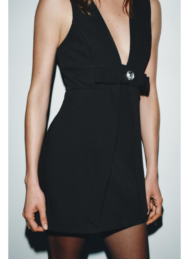 КОРОТКОЕ ПЛАТЬЕ С БАНТОМ И УКРАШЕНИЕМ КОРОТКОЕ ПЛАТЬЕ С БАНТОМ И УКРАШЕНИЕМ