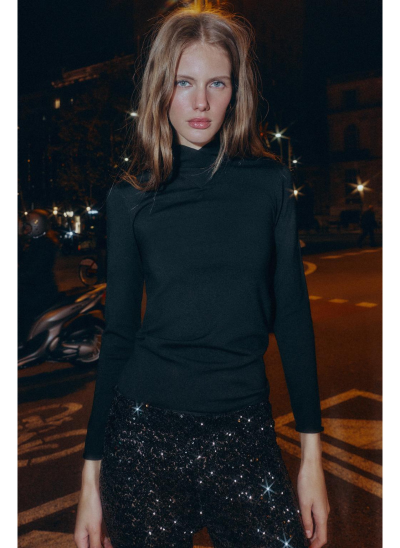 СВИТЕР ИЗ ШЕРСТИ С ВЫСОКИМ ВОРОТНИКОМ НАЗАПАХ СВИТЕР ИЗ ШЕРСТИ С ВЫСОКИМ ВОРОТНИКОМ НАЗАПАХ