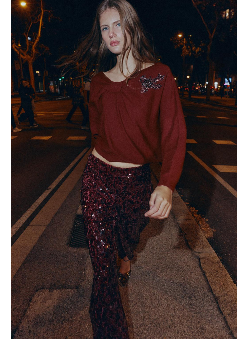 АСИММЕТРИЧНЫЙ СВИТЕР С ОТДЕЛКОЙ ИЗ СТРАЗ АСИММЕТРИЧНЫЙ СВИТЕР С ОТДЕЛКОЙ ИЗ СТРАЗ