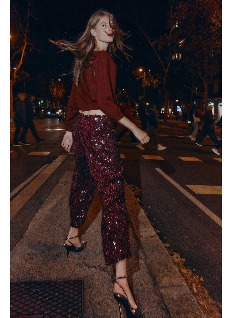 АСИММЕТРИЧНЫЙ СВИТЕР С ОТДЕЛКОЙ ИЗ СТРАЗ АСИММЕТРИЧНЫЙ СВИТЕР С ОТДЕЛКОЙ ИЗ СТРАЗ