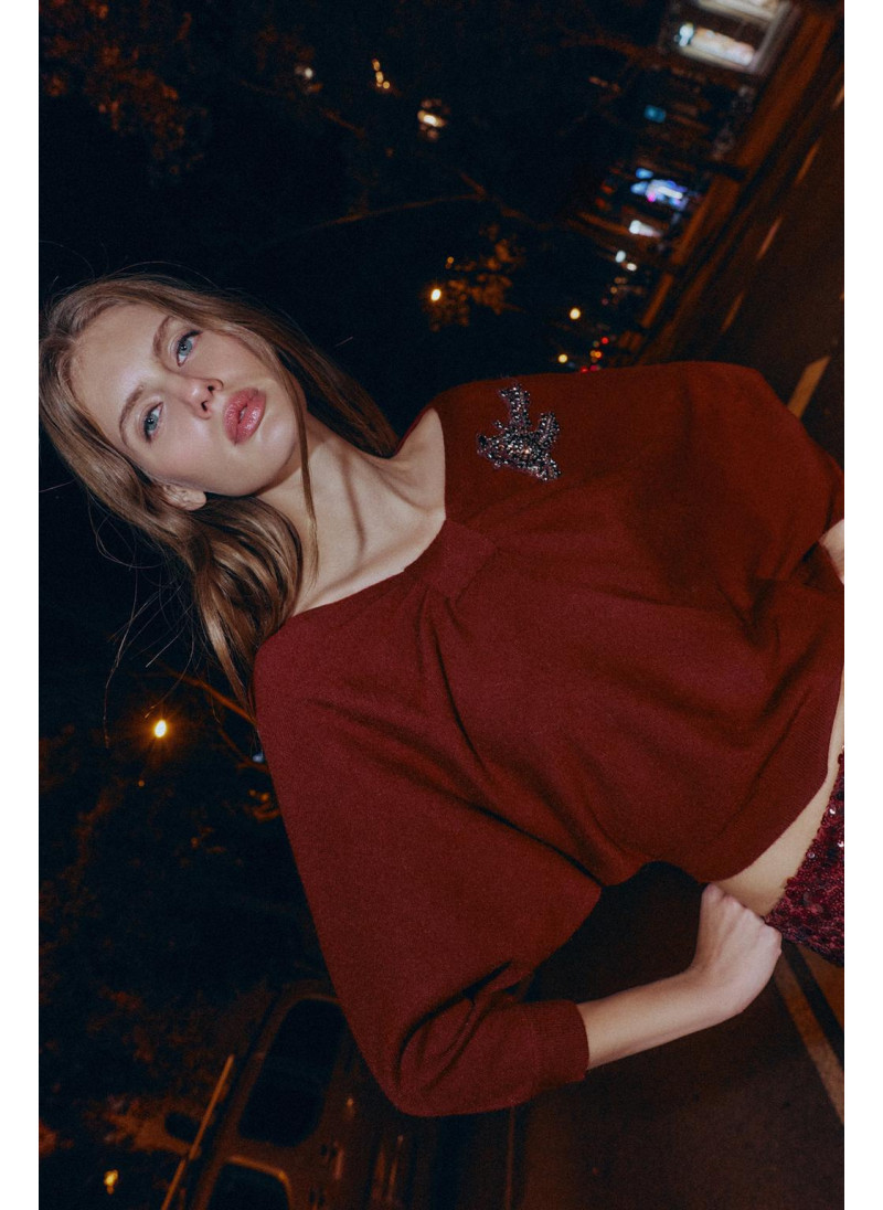 АСИММЕТРИЧНЫЙ СВИТЕР С ОТДЕЛКОЙ ИЗ СТРАЗ АСИММЕТРИЧНЫЙ СВИТЕР С ОТДЕЛКОЙ ИЗ СТРАЗ