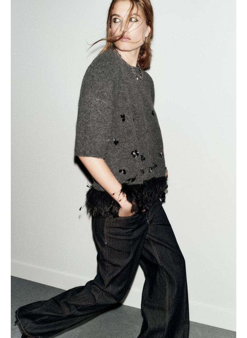 СВИТЕР ИЗ ШЕРСТИ С ПАЙЕТКАМИ И ПЕРЬЯМИ СВИТЕР ИЗ ШЕРСТИ С ПАЙЕТКАМИ И ПЕРЬЯМИ