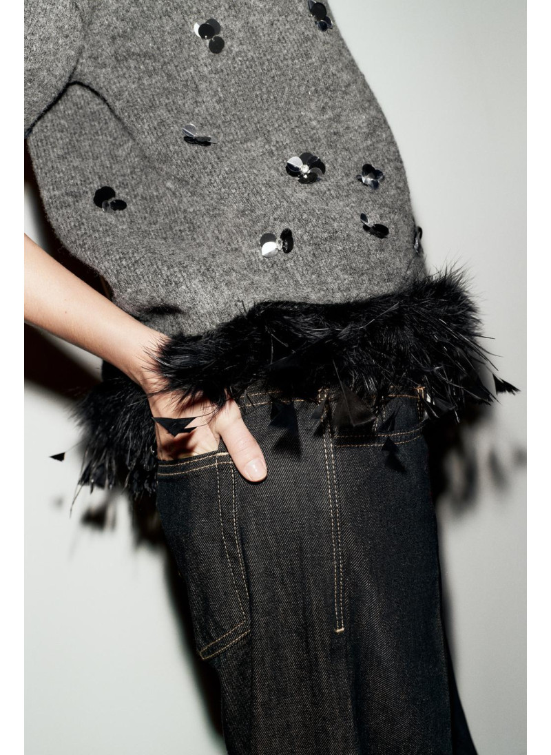 СВИТЕР ИЗ ШЕРСТИ С ПАЙЕТКАМИ И ПЕРЬЯМИ СВИТЕР ИЗ ШЕРСТИ С ПАЙЕТКАМИ И ПЕРЬЯМИ