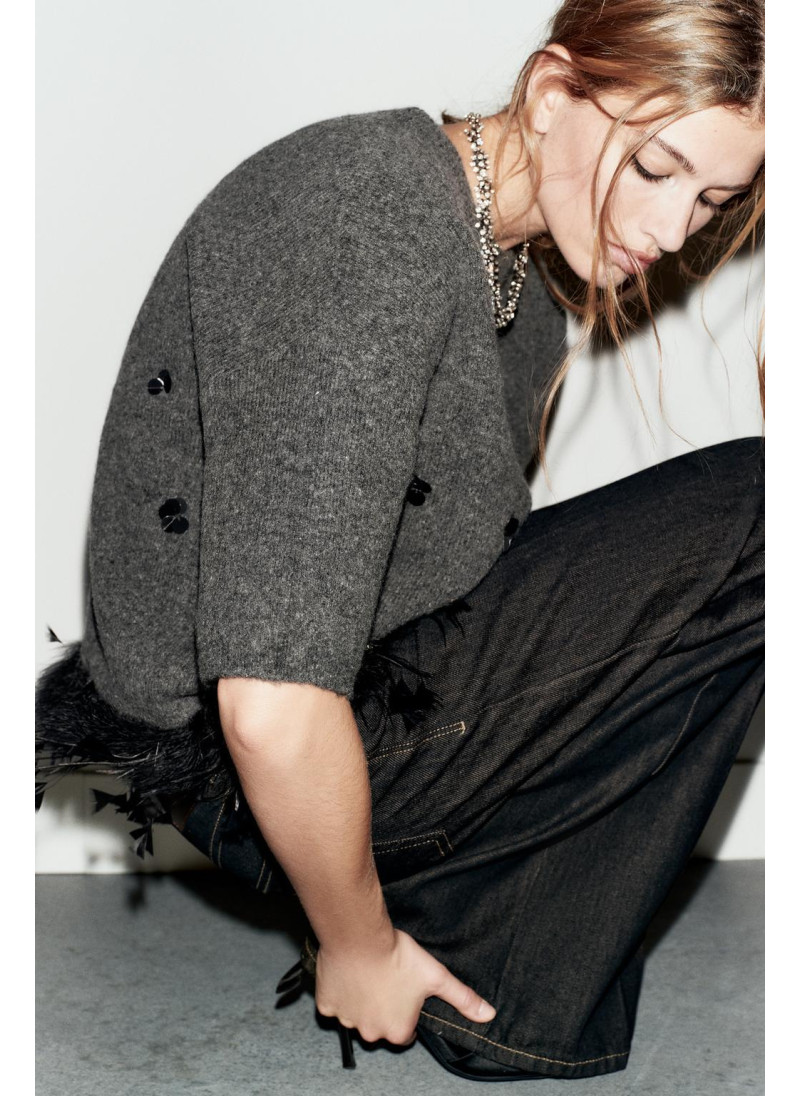 СВИТЕР ИЗ ШЕРСТИ С ПАЙЕТКАМИ И ПЕРЬЯМИ СВИТЕР ИЗ ШЕРСТИ С ПАЙЕТКАМИ И ПЕРЬЯМИ