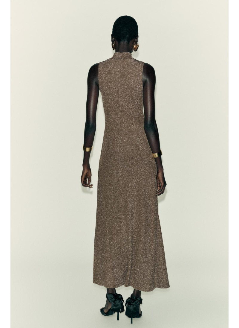 ПЛАТЬЕ БЕЗ РУКАВОВ С МЕТАЛЛИЗИРОВАННОЙ НИТЬЮ ПЛАТЬЕ БЕЗ РУКАВОВ С МЕТАЛЛИЗИРОВАННОЙ НИТЬЮ