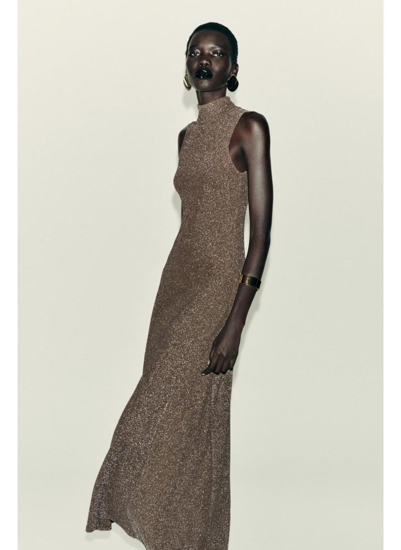 ПЛАТЬЕ БЕЗ РУКАВОВ С МЕТАЛЛИЗИРОВАННОЙ НИТЬЮ ПЛАТЬЕ БЕЗ РУКАВОВ С МЕТАЛЛИЗИРОВАННОЙ НИТЬЮ