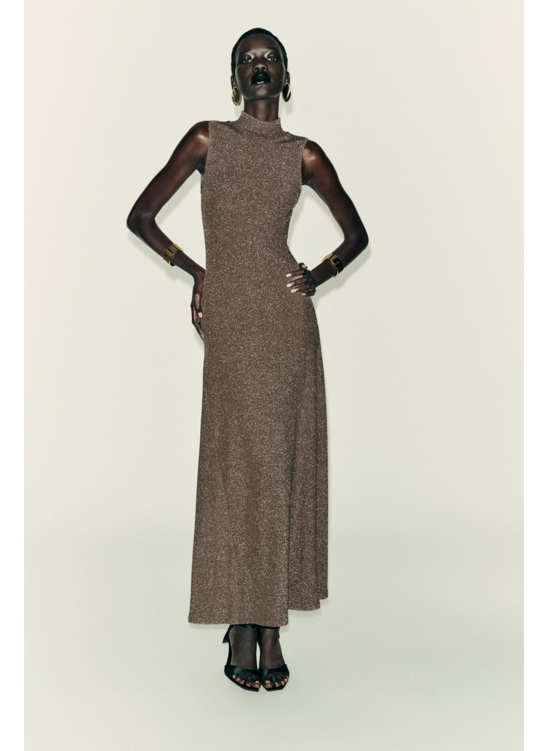 ПЛАТЬЕ БЕЗ РУКАВОВ С МЕТАЛЛ...