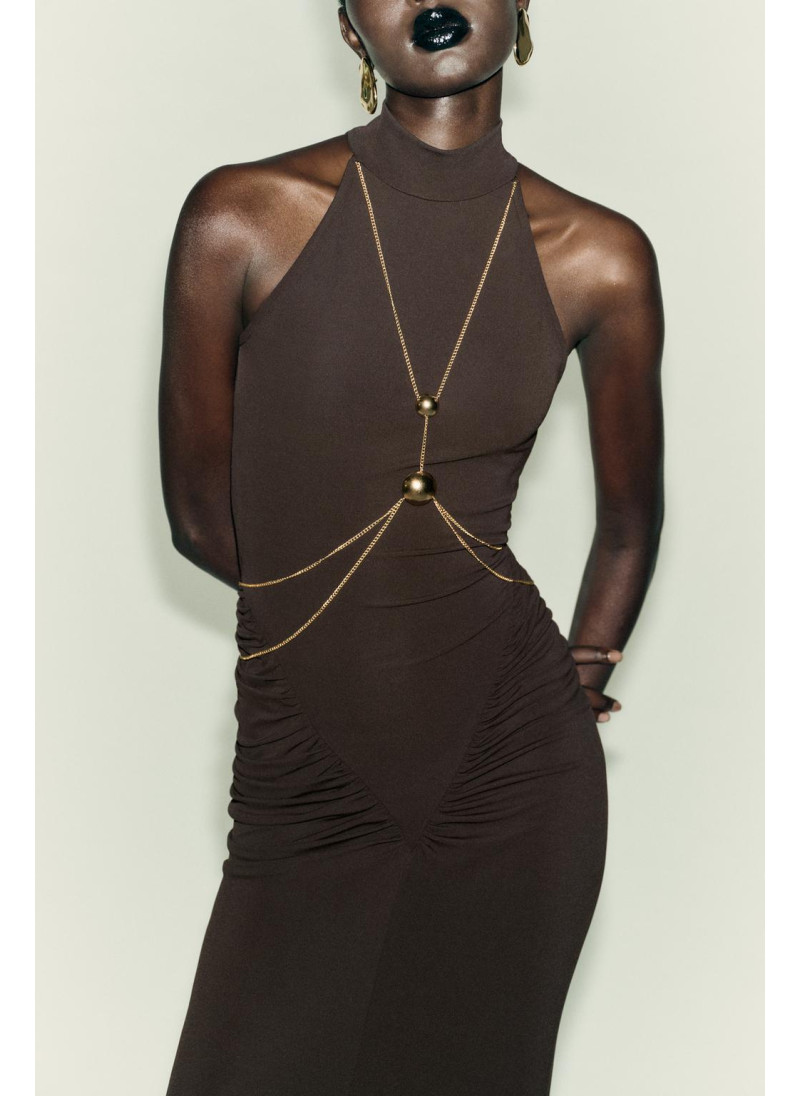 ПЛАТЬЕ С ЦЕПОЧКОЙ И ГОРЛОВИНОЙ ХАЛТЕР ПЛАТЬЕ С ЦЕПОЧКОЙ И ГОРЛОВИНОЙ ХАЛТЕР