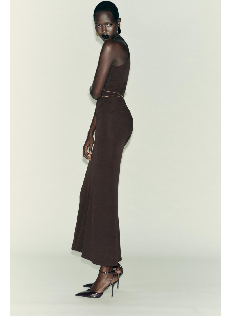 ПЛАТЬЕ С ЦЕПОЧКОЙ И ГОРЛОВИНОЙ ХАЛТЕР ПЛАТЬЕ С ЦЕПОЧКОЙ И ГОРЛОВИНОЙ ХАЛТЕР