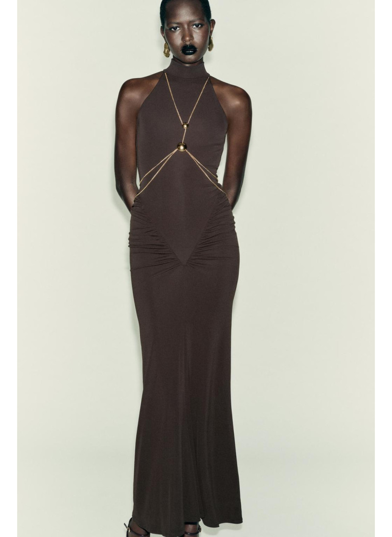 ПЛАТЬЕ С ЦЕПОЧКОЙ И ГОРЛОВИНОЙ ХАЛТЕР ПЛАТЬЕ С ЦЕПОЧКОЙ И ГОРЛОВИНОЙ ХАЛТЕР