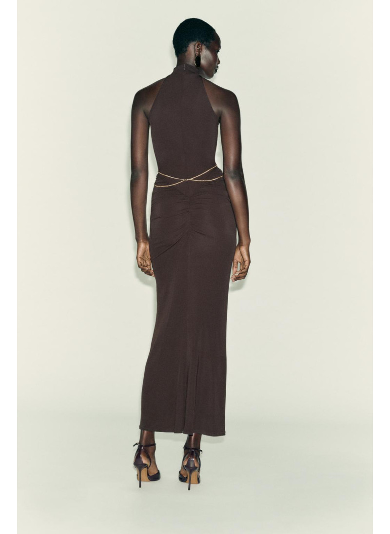 ПЛАТЬЕ С ЦЕПОЧКОЙ И ГОРЛОВИНОЙ ХАЛТЕР ПЛАТЬЕ С ЦЕПОЧКОЙ И ГОРЛОВИНОЙ ХАЛТЕР