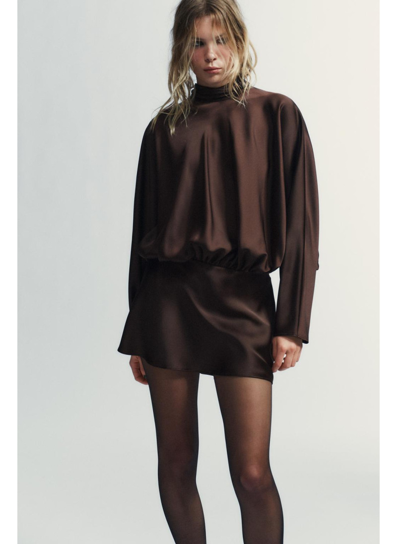 КОРОТКОЕ АТЛАСНОЕ ПЛАТЬЕ С ШАРФОМ КОРОТКОЕ АТЛАСНОЕ ПЛАТЬЕ С ШАРФОМ