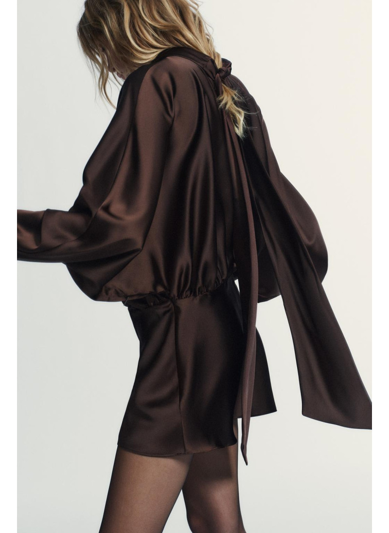 КОРОТКОЕ АТЛАСНОЕ ПЛАТЬЕ С ШАРФОМ КОРОТКОЕ АТЛАСНОЕ ПЛАТЬЕ С ШАРФОМ