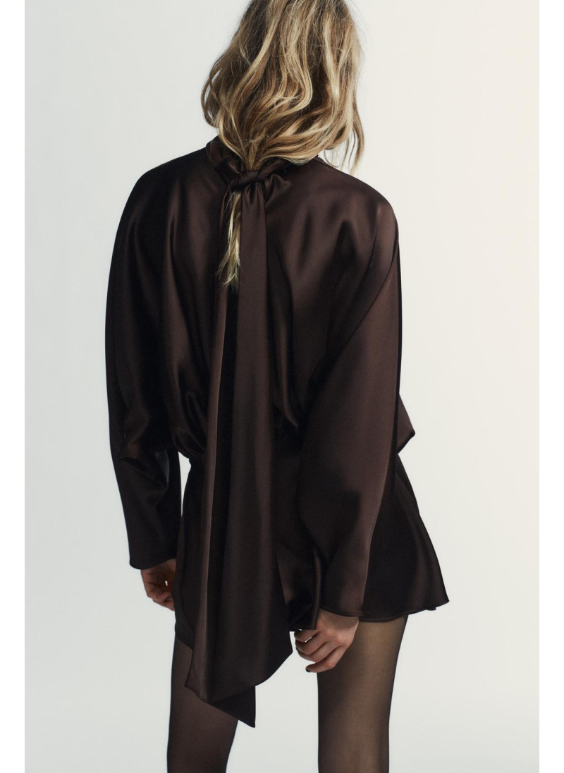 КОРОТКОЕ АТЛАСНОЕ ПЛАТЬЕ С ШАРФОМ КОРОТКОЕ АТЛАСНОЕ ПЛАТЬЕ С ШАРФОМ