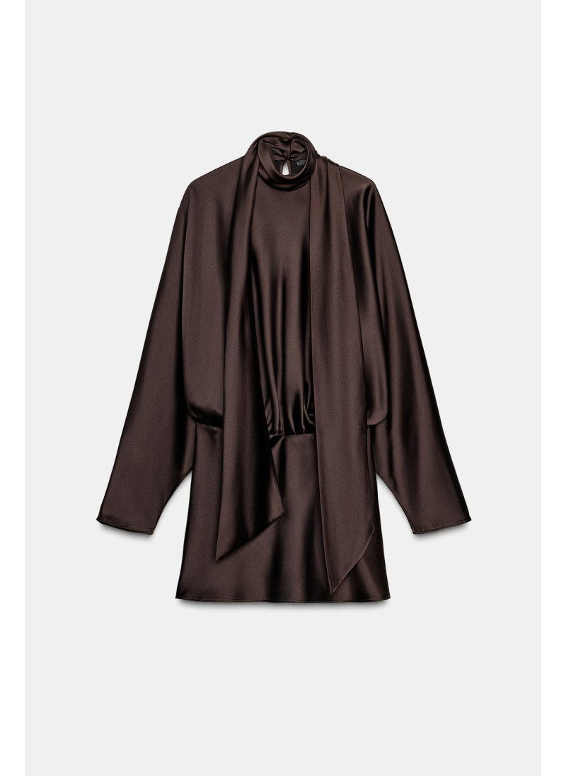 КОРОТКОЕ АТЛАСНОЕ ПЛАТЬЕ С ШАРФОМ КОРОТКОЕ АТЛАСНОЕ ПЛАТЬЕ С ШАРФОМ