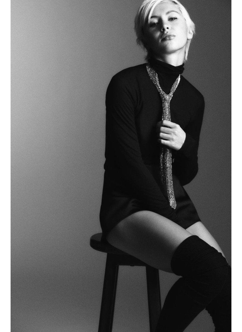 МЕТАЛЛИЧЕСКОЕ ОЖЕРЕЛЬЕ-ГАЛСТУК СО СТРАЗАМИ МЕТАЛЛИЧЕСКОЕ ОЖЕРЕЛЬЕ-ГАЛСТУК СО СТРАЗАМИ