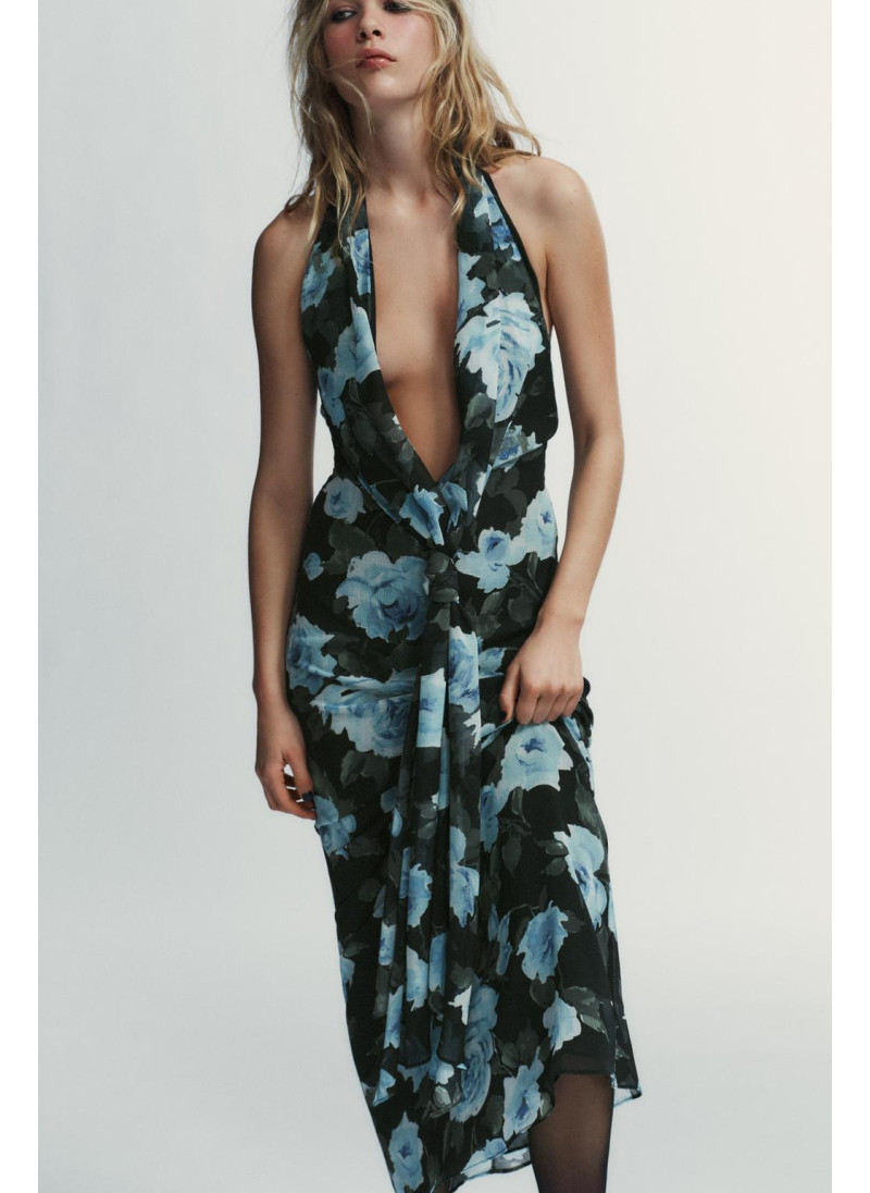 ДЛИННОЕ ПЛАТЬЕ С УЗЛОМ И ЦВЕТОЧНЫМ ПРИНТОМ ДЛИННОЕ ПЛАТЬЕ С УЗЛОМ И ЦВЕТОЧНЫМ ПРИНТОМ