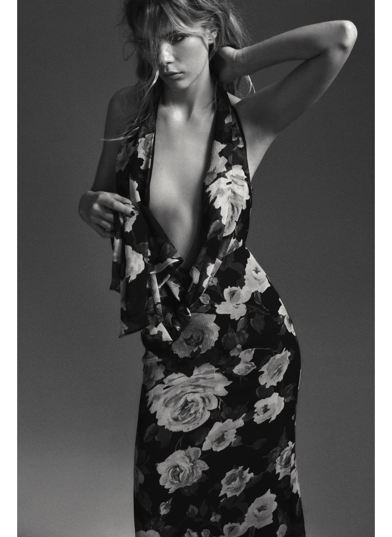 ДЛИННОЕ ПЛАТЬЕ С УЗЛОМ И ЦВЕТОЧНЫМ ПРИНТОМ ДЛИННОЕ ПЛАТЬЕ С УЗЛОМ И ЦВЕТОЧНЫМ ПРИНТОМ