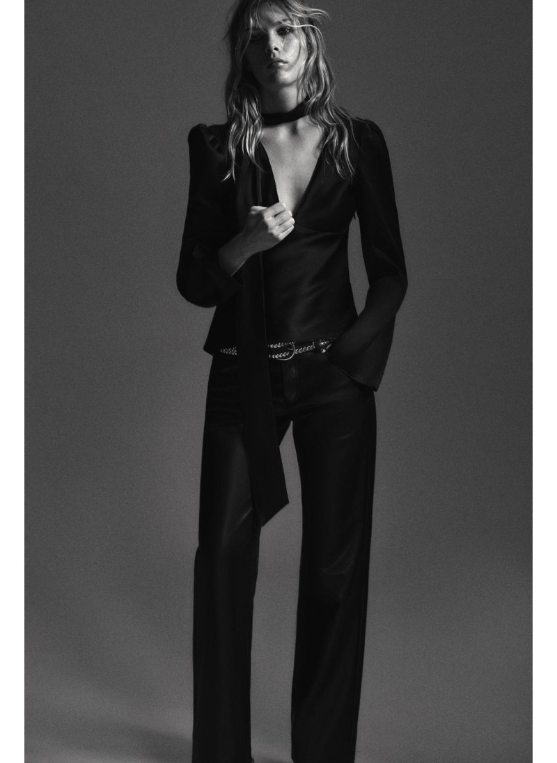 БРЮКИ ИЗ ИСКУССТВЕННОЙ КОЖИ С НИЗКОЙ ПОСАДКОЙ БРЮКИ ИЗ ИСКУССТВЕННОЙ КОЖИ С НИЗКОЙ ПОСАДКОЙ