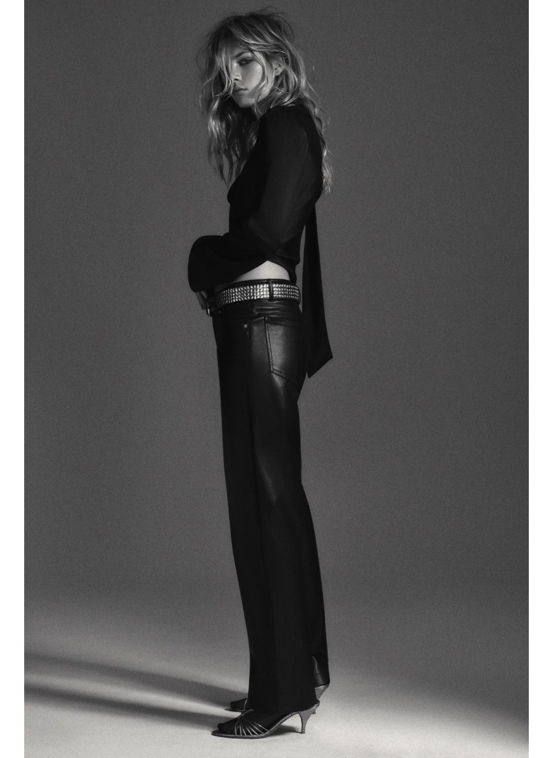 БРЮКИ ИЗ ИСКУССТВЕННОЙ КОЖИ С НИЗКОЙ ПОСАДКОЙ БРЮКИ ИЗ ИСКУССТВЕННОЙ КОЖИ С НИЗКОЙ ПОСАДКОЙ