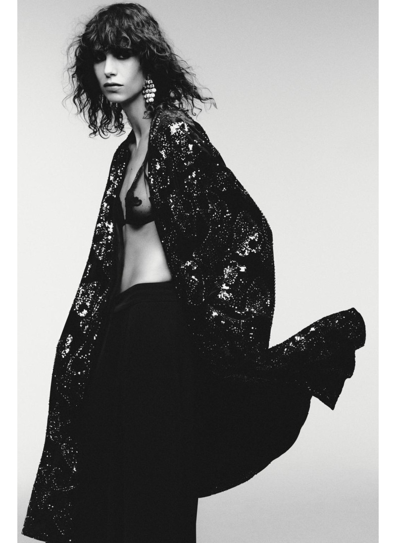 БАРХАТНОЕ ПАЛЬТО С ПАЙЕТКАМИ И БИСЕРОМ БАРХАТНОЕ ПАЛЬТО С ПАЙЕТКАМИ И БИСЕРОМ