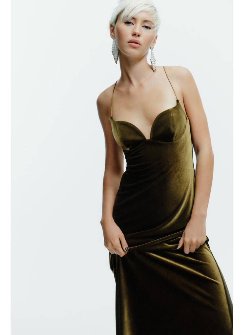 БАРХАТНОЕ ПЛАТЬЕ НА БРЕТЕЛЯХ БАРХАТНОЕ ПЛАТЬЕ НА БРЕТЕЛЯХ