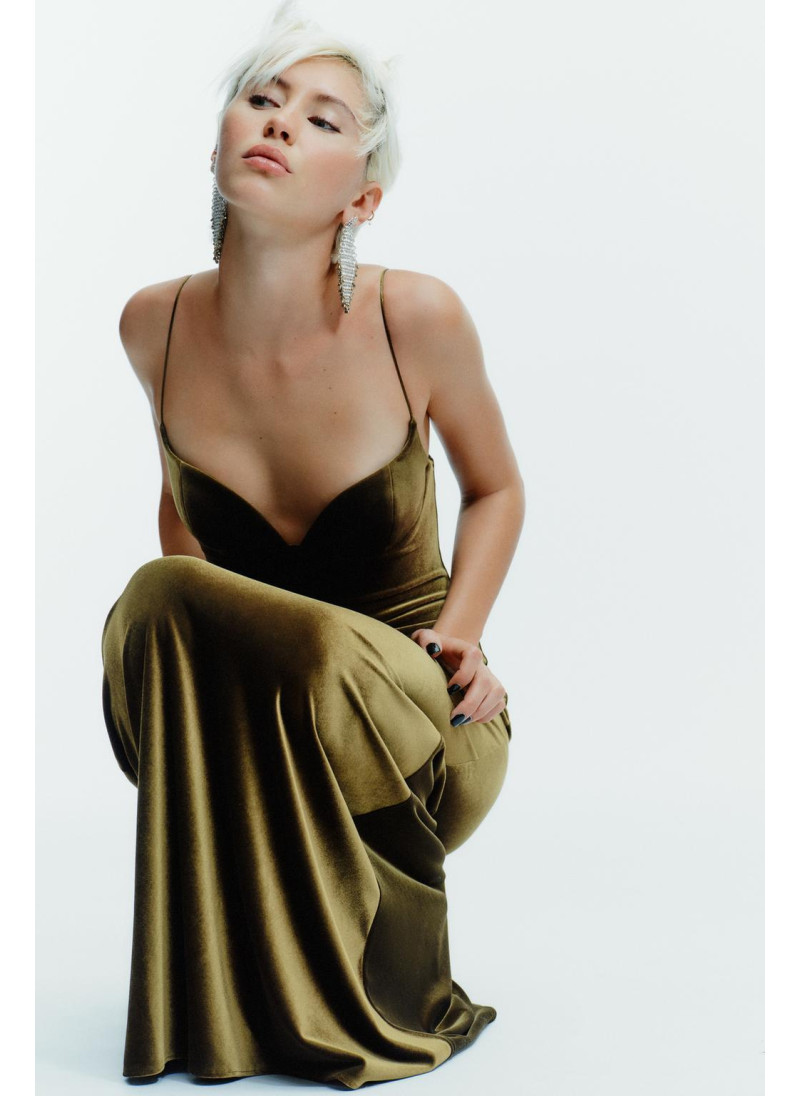 БАРХАТНОЕ ПЛАТЬЕ НА БРЕТЕЛЯХ БАРХАТНОЕ ПЛАТЬЕ НА БРЕТЕЛЯХ