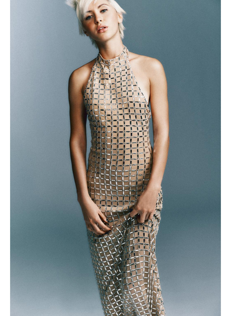 ПЛАТЬЕ МИДИ С ГОРЛОВИНОЙ ХАЛТЕР ИЗ СЕТКИ С БЛЕСТКАМИ ПЛАТЬЕ МИДИ С ГОРЛОВИНОЙ ХАЛТЕР ИЗ СЕТКИ С БЛЕСТКАМИ