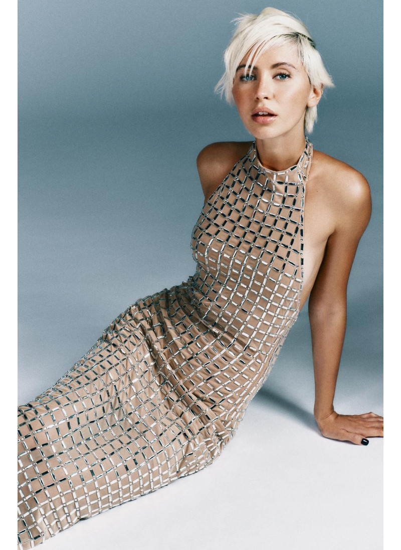 ПЛАТЬЕ МИДИ С ГОРЛОВИНОЙ ХАЛТЕР ИЗ СЕТКИ С БЛЕСТКАМИ ПЛАТЬЕ МИДИ С ГОРЛОВИНОЙ ХАЛТЕР ИЗ СЕТКИ С БЛЕСТКАМИ