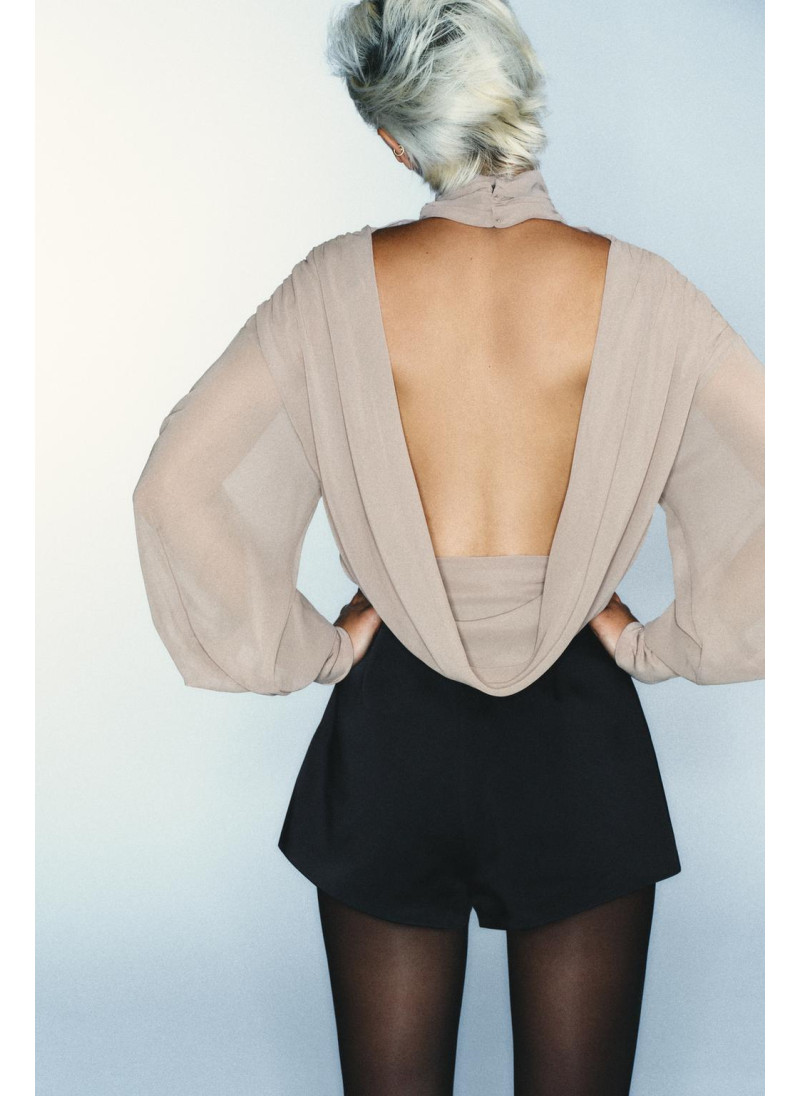 Боди из горгетты с деталями на спине Боди из горгетты с деталями на спине