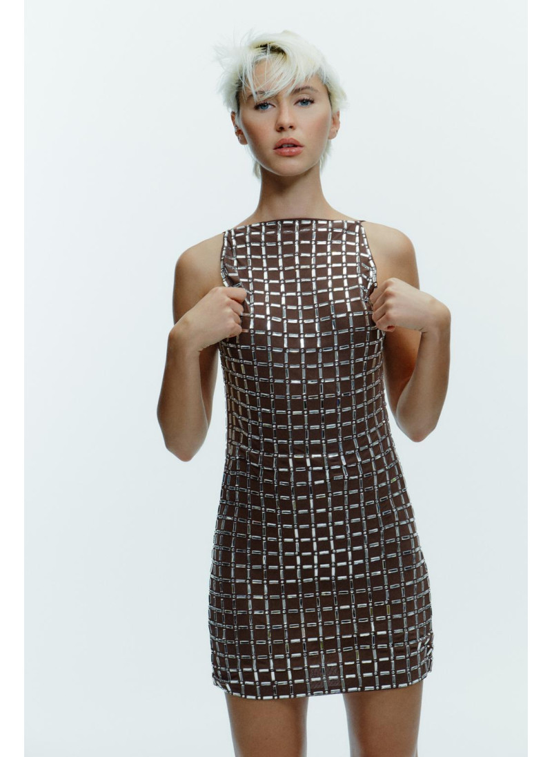 Короткое платье из сетчатой ткани с блеском Короткое платье из сетчатой ткани с блеском