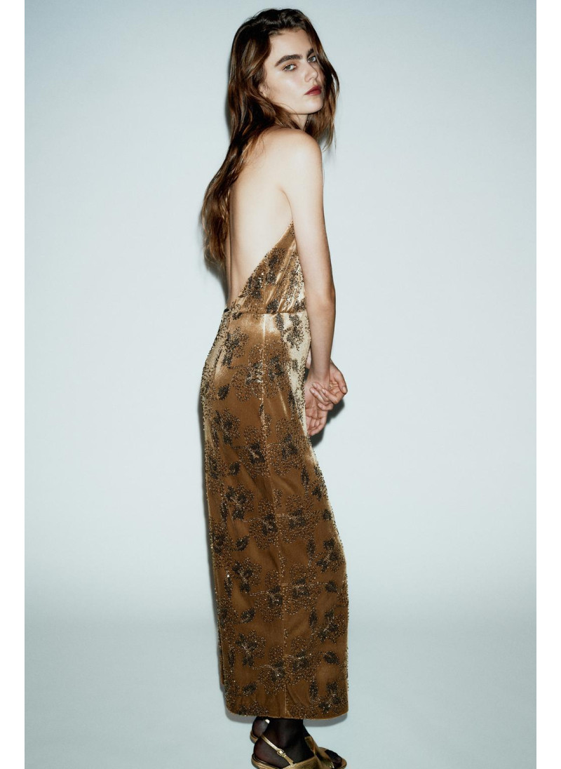 БАРХАТНОЕ ПЛАТЬЕ МИДИ С ПАЙЕТКАМИ БАРХАТНОЕ ПЛАТЬЕ МИДИ С ПАЙЕТКАМИ