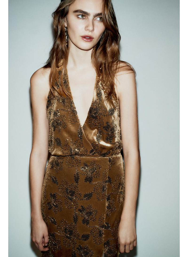 БАРХАТНОЕ ПЛАТЬЕ МИДИ С ПАЙЕТКАМИ БАРХАТНОЕ ПЛАТЬЕ МИДИ С ПАЙЕТКАМИ