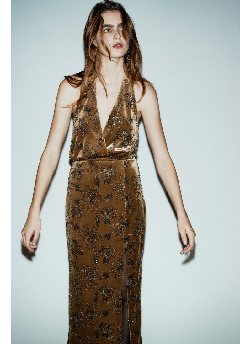 БАРХАТНОЕ ПЛАТЬЕ МИДИ С ПАЙЕТКАМИ БАРХАТНОЕ ПЛАТЬЕ МИДИ С ПАЙЕТКАМИ