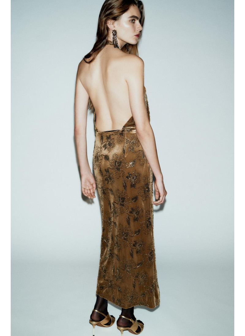 БАРХАТНОЕ ПЛАТЬЕ МИДИ С ПАЙЕТКАМИ БАРХАТНОЕ ПЛАТЬЕ МИДИ С ПАЙЕТКАМИ