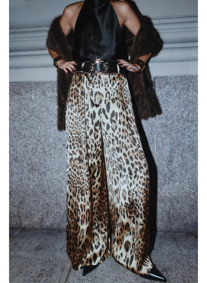 Брюки с широкими брючинами из атласа с поясом Брюки с широкими брючинами из атласа с поясом