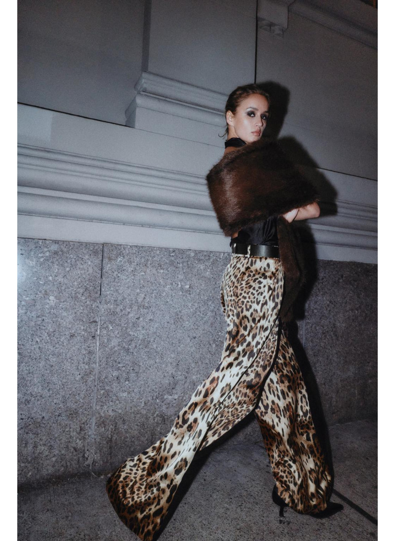 Брюки с широкими брючинами из атласа с поясом Брюки с широкими брючинами из атласа с поясом